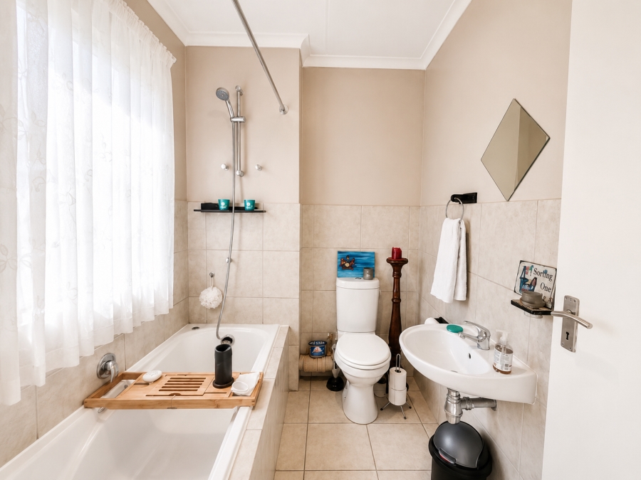 To Let 2 Bedroom Property for Rent in Protea Heights Western Cape